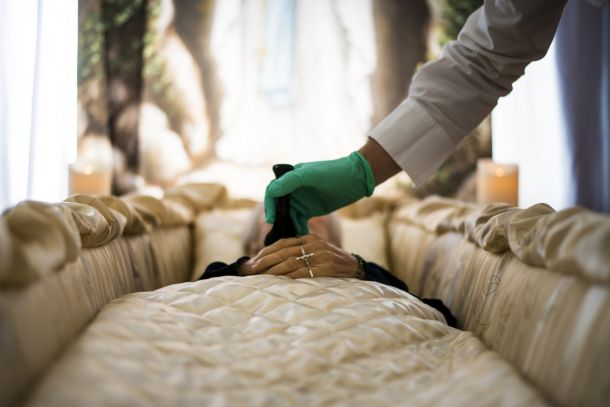 Come si veste un defunto c7184afd